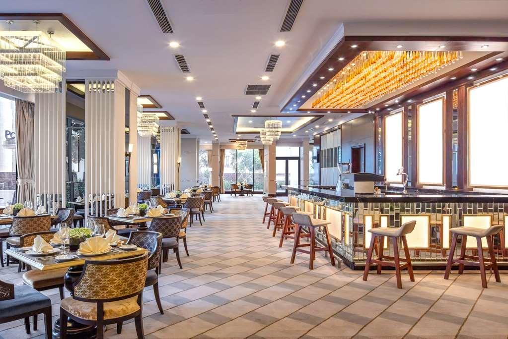Melia Vinpearl Nha Trang Empire Hotel Ресторант снимка